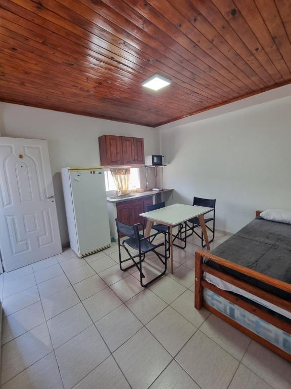a room with a kitchen and a table and a bed at Departamento Duvivier II in Resistencia