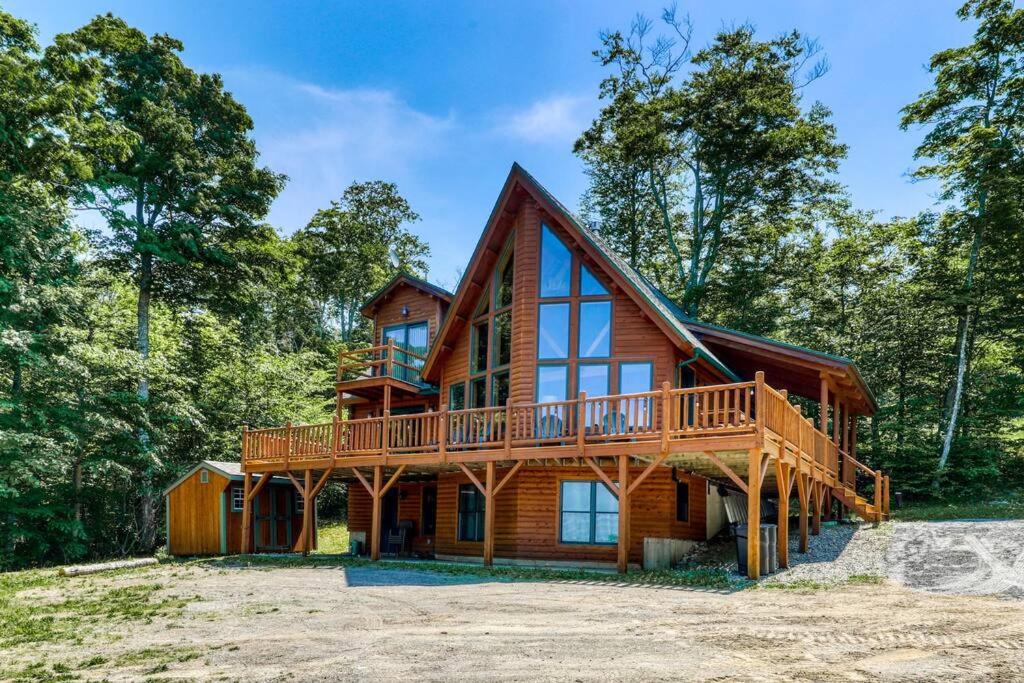 Hot Tub, Fireplace, WiFi, FamilyFriendly Lodge, Greenville (updated