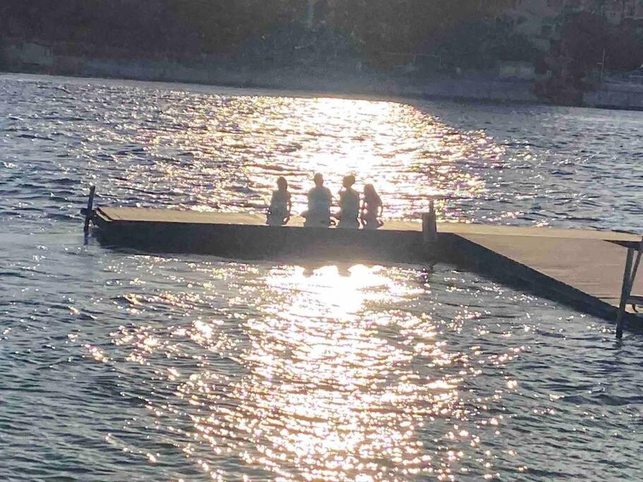 eine Gruppe von Menschen auf einem Dock im Wasser in der Unterkunft 3 bedroom, 2 bath 1 min walk to the beach in Bullhead City
