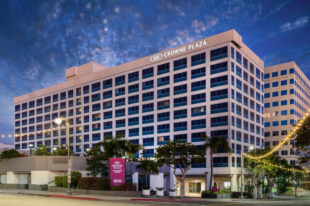 um grande edifício branco com um cartaz em Crowne Plaza Hotel Los Angeles Harbor, an IHG Hotel em San Pedro