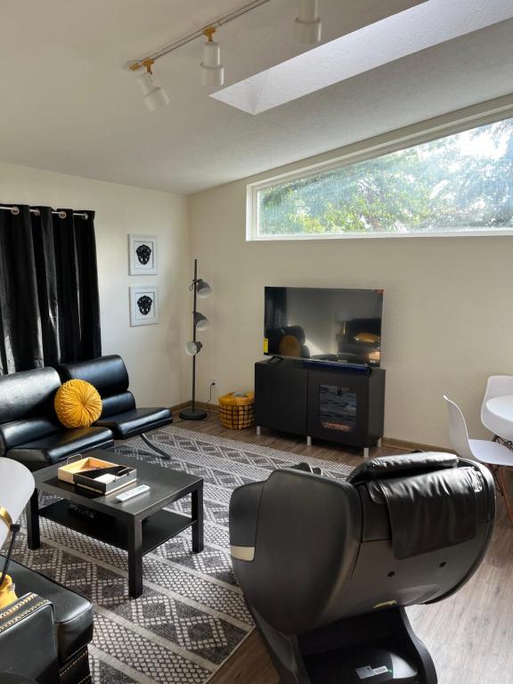 sala de estar con sofá y TV en Paradise Oasis Near Lake *Full Body Massage Chair*, en Longview