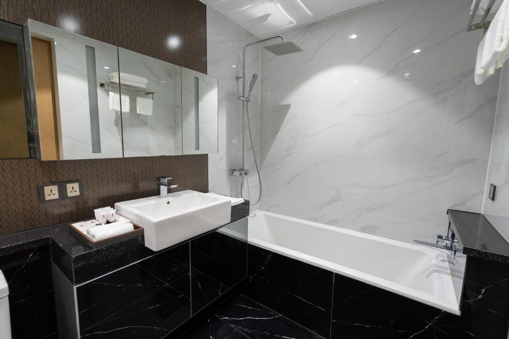 Koupelna v ubytování One Euphoria Luxe Hotel