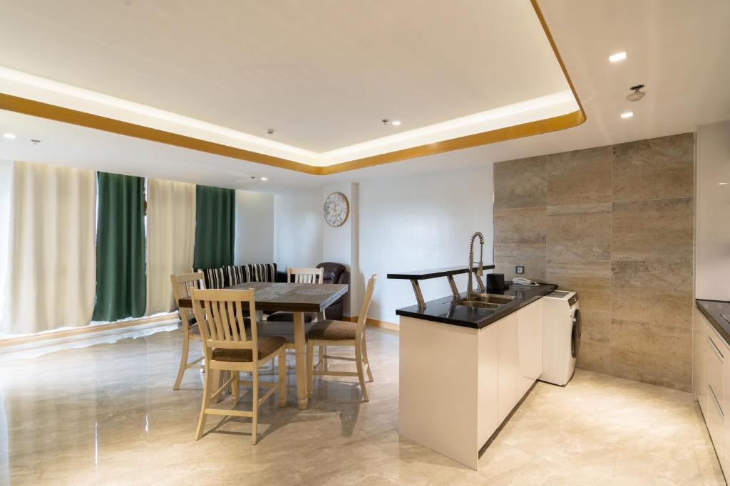 Kuchyň nebo kuchyňský kout v ubytování One Euphoria Luxe Hotel