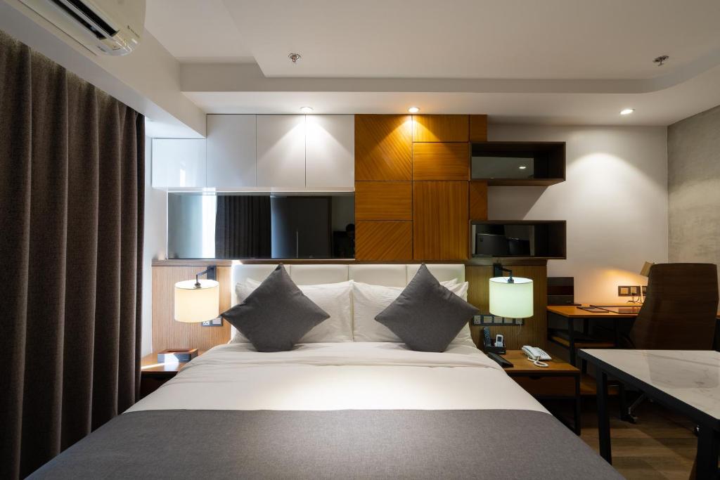 Postel nebo postele na pokoji v ubytování One Euphoria Luxe Hotel
