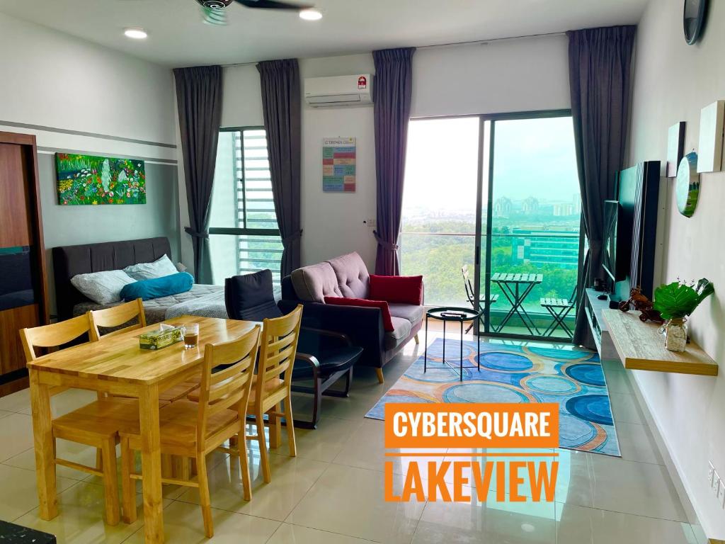 sala de estar con mesa, sofá y TV en Cybersquare Lakeview with Netflix and Disney Hotstar en Cyberjaya