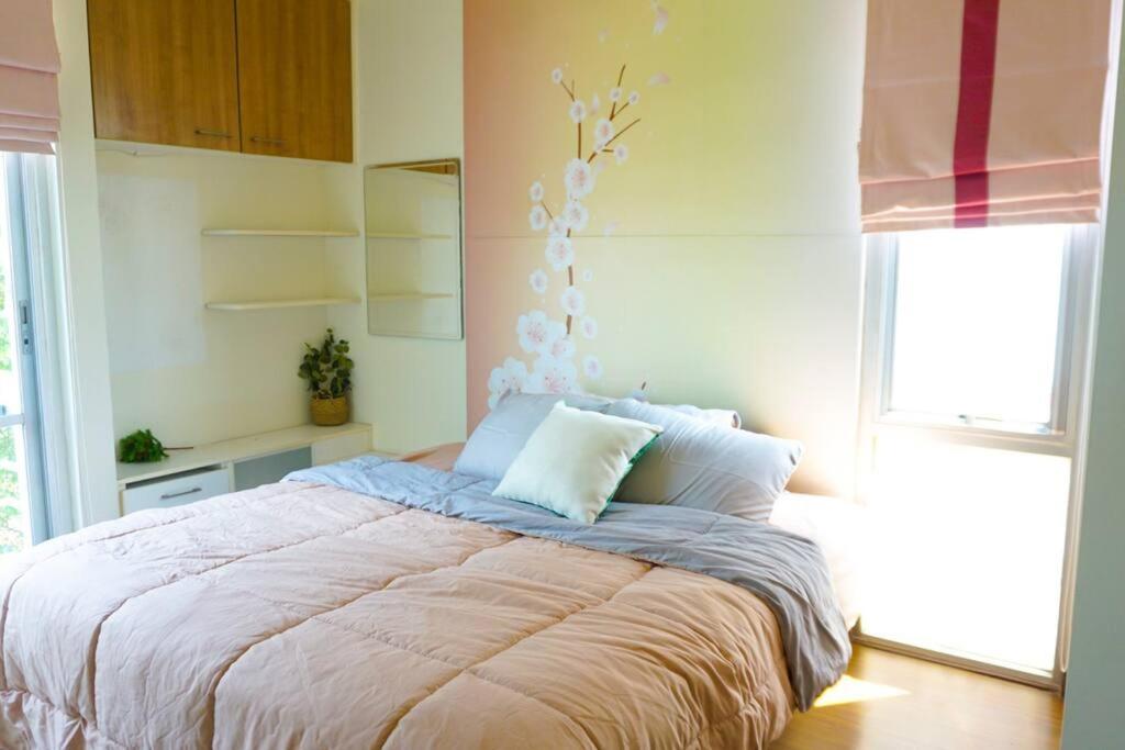 a bedroom with a large bed in a room at The IRIS no.301 : 2 Bedrooms near Huamark Station in Ban Bang Toei (1)