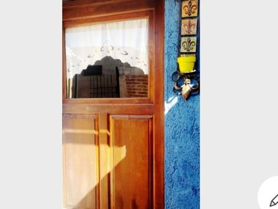una puerta de madera con una ventana en una habitación en La Pachita en Tunuyán