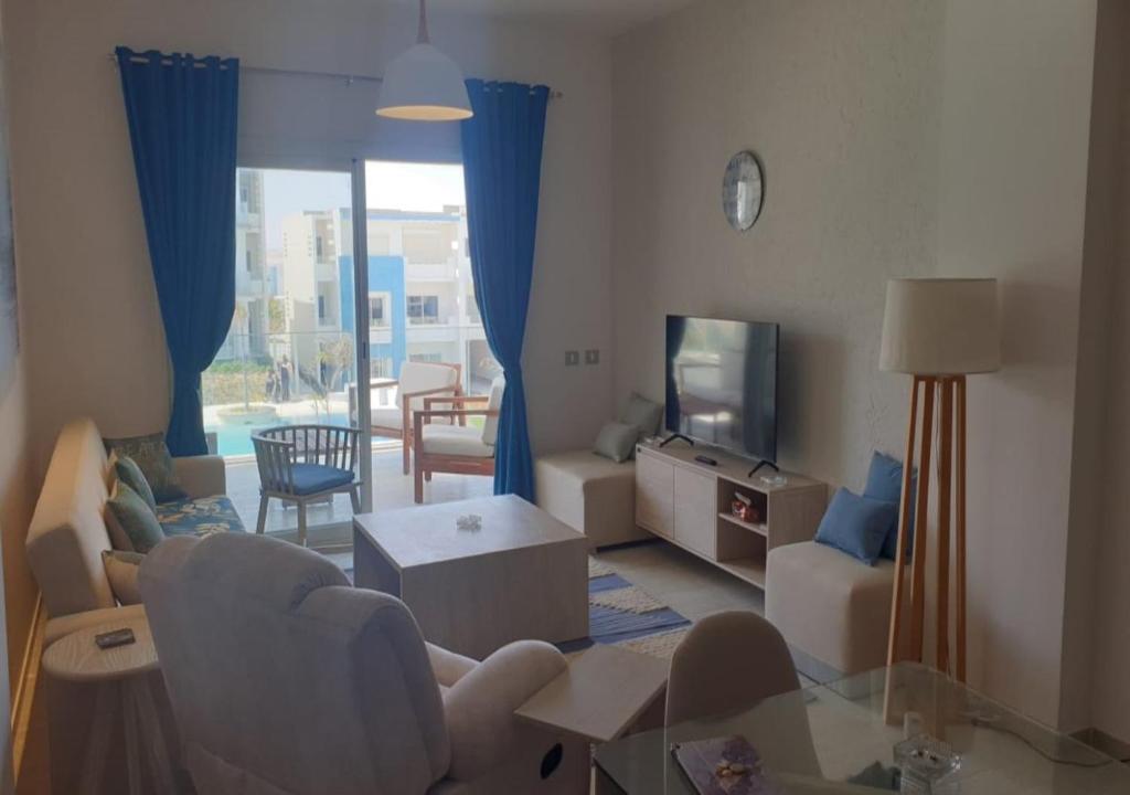 TV a/nebo společenská místnost v ubytování Fouka Bay North Coast 2BRs Modern Style Serviced Apartment with Open Pool & Sea View