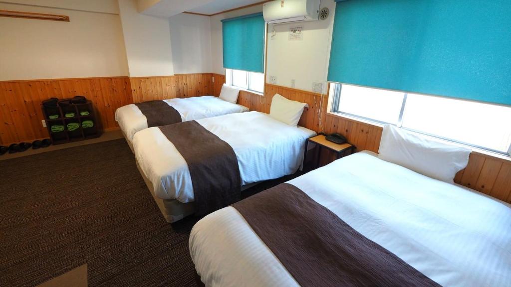 Postel nebo postele na pokoji v ubytování Handa Station Hotel