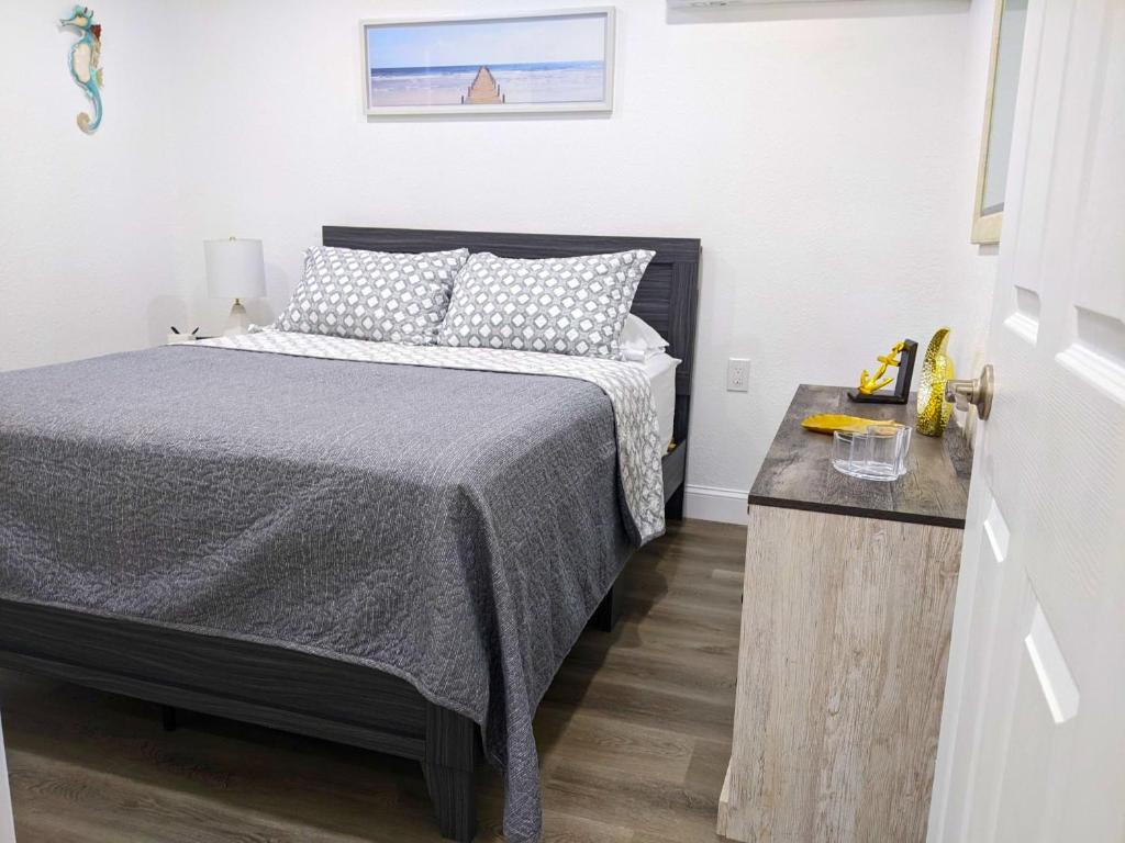 Dormitorio pequeño con cama y mesa en Sea Breezes Holiday, A Charming Suite Near The Beaches, en Holiday