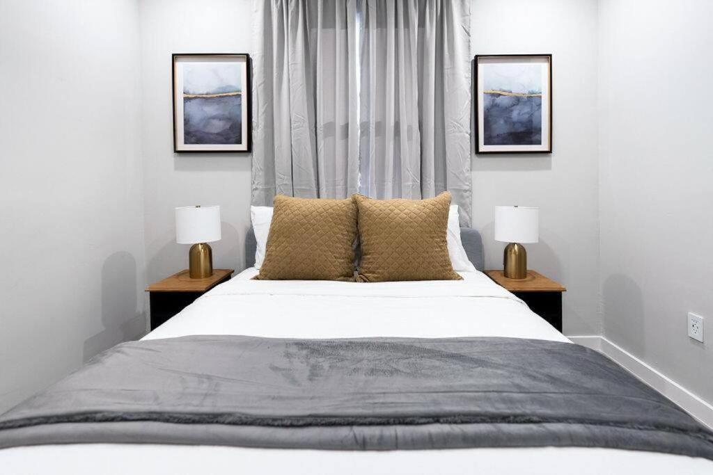Postelja oz. postelje v sobi nastanitve Elegant Brickell Miami Apartment