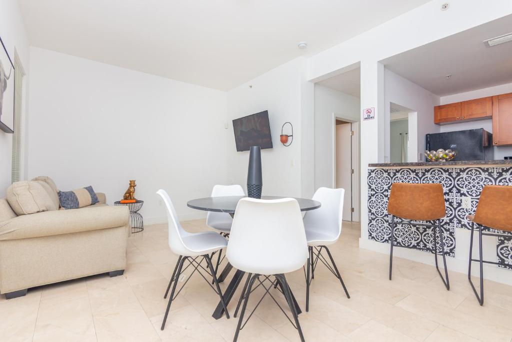 sala de estar con mesa, sillas y sofá en Miami Downtown Modern Apartment - 5 minutes to Wynwood - 10 minutes to South Beach, en Miami