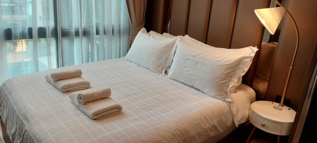 1 dormitorio con 1 cama con toallas en Execlusive Suite 209 by Forest Khaoyai en Ban Huai Sok Noi