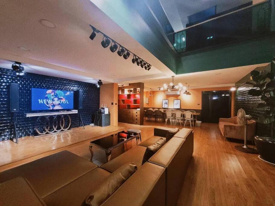 sala de estar con sofá y TV en Navagio Villa 