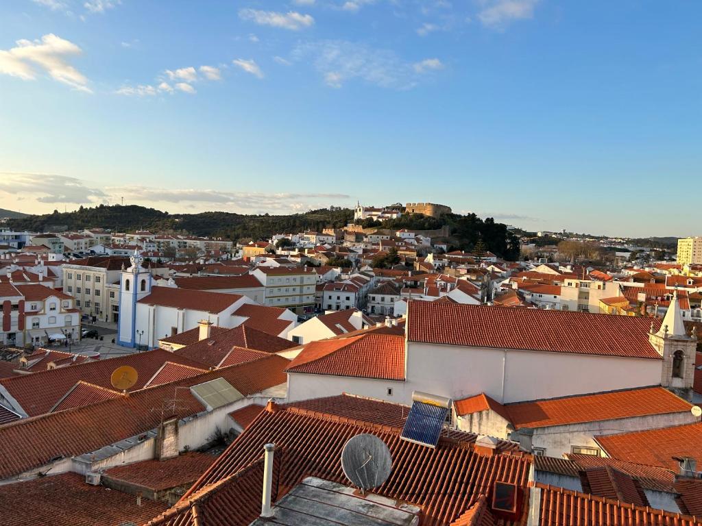 een luchtzicht op een stad met daken bij Earlybird Centro Torres Vedras in Torres Vedras