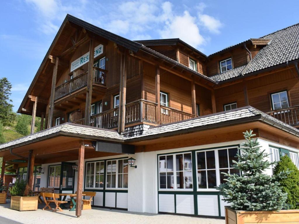 トゥルラッハー・ヘーエにあるCozy Apartment near Ski Area in Turracherhoheのバルコニー付きの大きな木造家屋