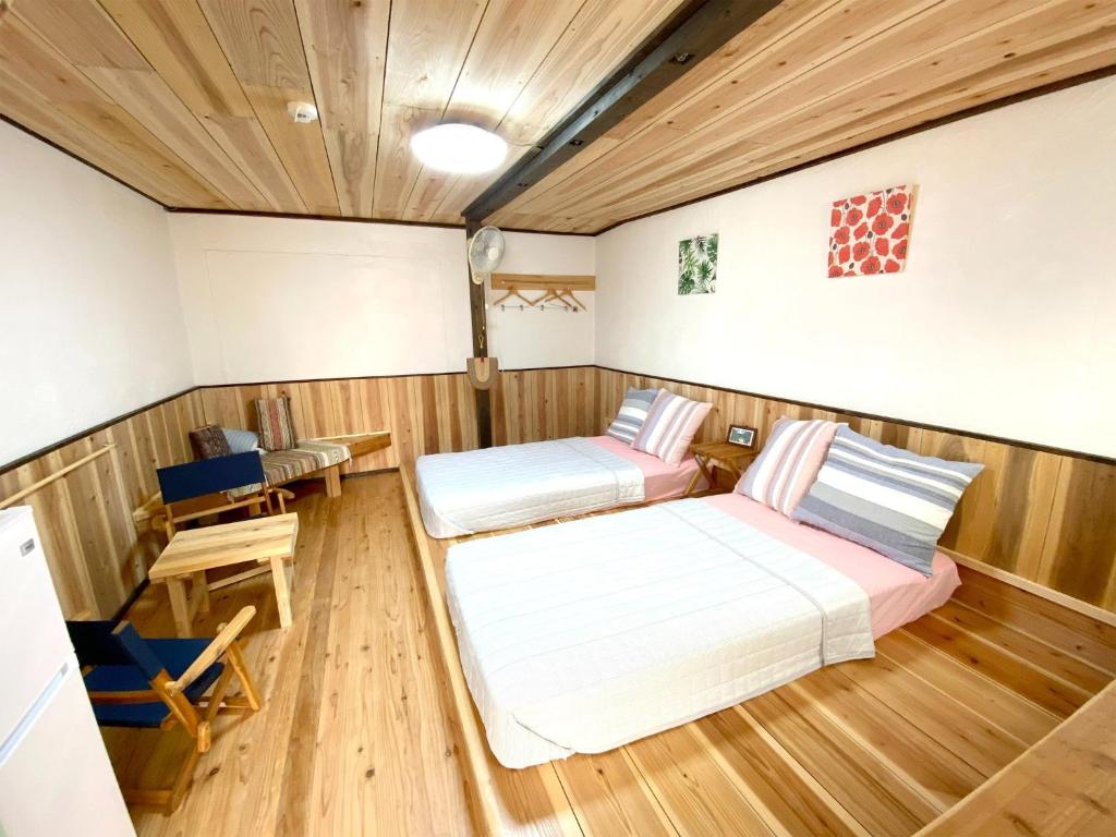 um quarto com duas camas e uma mesa em Yadoya LOTUS - Vacation STAY 34250v em Kabira