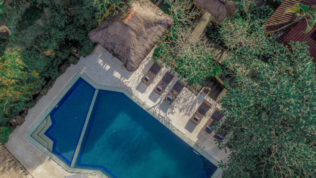 een uitzicht over een leeg zwembad bij Artini 2 Cottage Ubud in Ubud