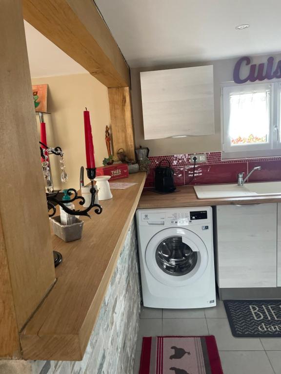 a kitchen with a washing machine and a sink at Maison du bonheur in Saint-Mards-de-Fresne
