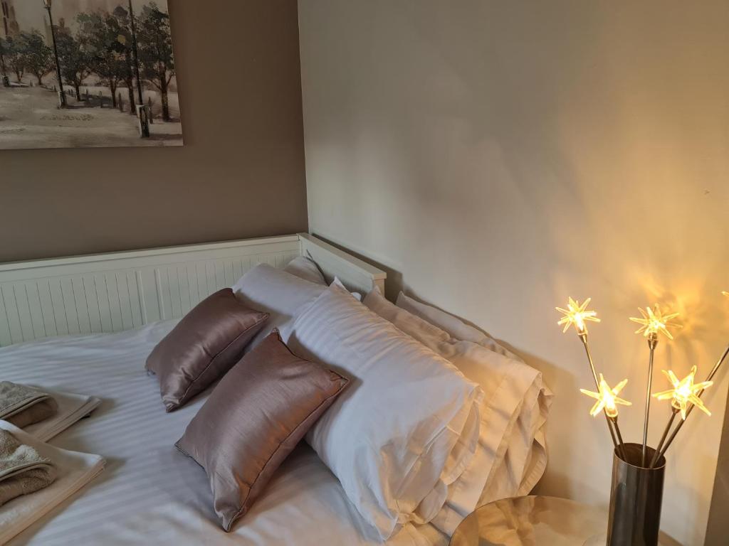 een slaapkamer met een bed met kussens en een tafel bij CeCe's in Gurnard