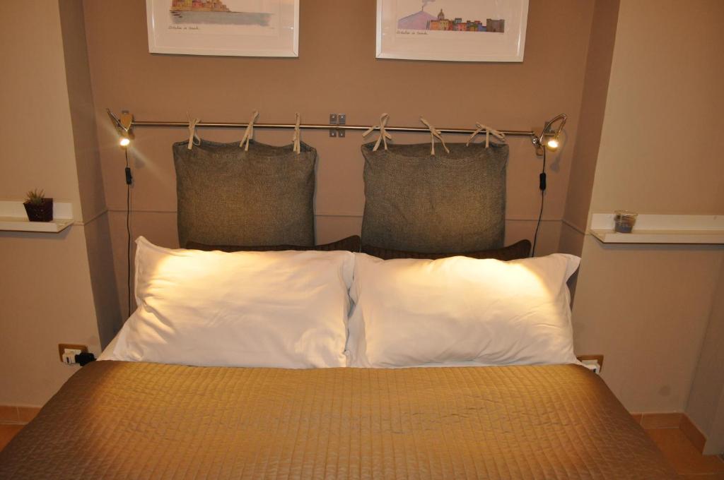 シラクーサにあるCasetta Anatolìのベッドルーム1室(ベッド1台、枕2つ付)