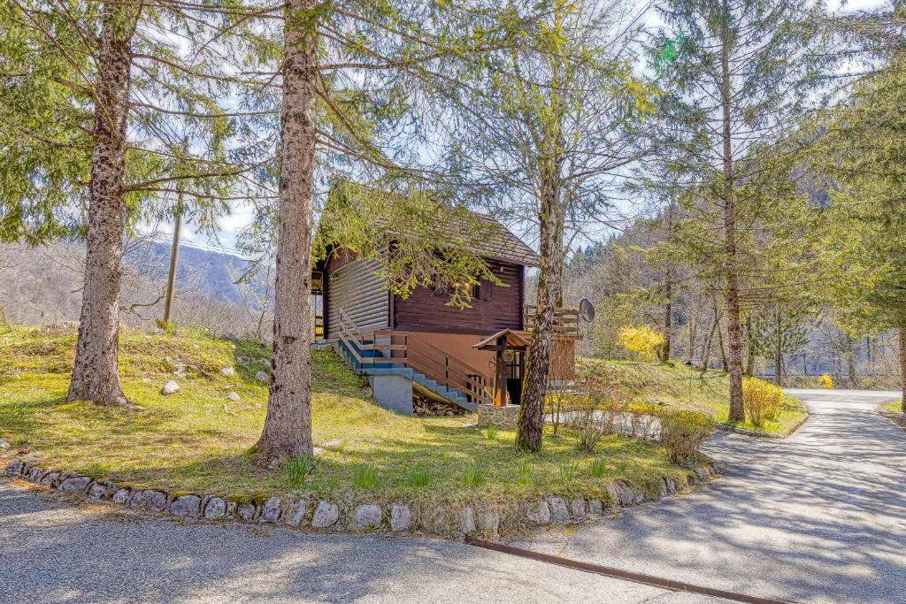 una cabina nel bosco con vialetto di Rozi's Riverside Cottage - Happy Rentals a Osilnica