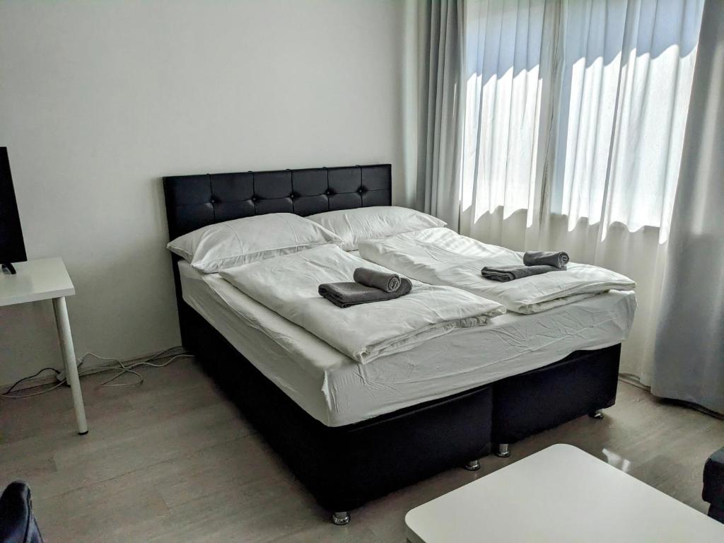 Un dormitorio con una cama con zapatos. en 204 Paris 59m2 4-8 Pers extr Bedroom, en Klagenfurt