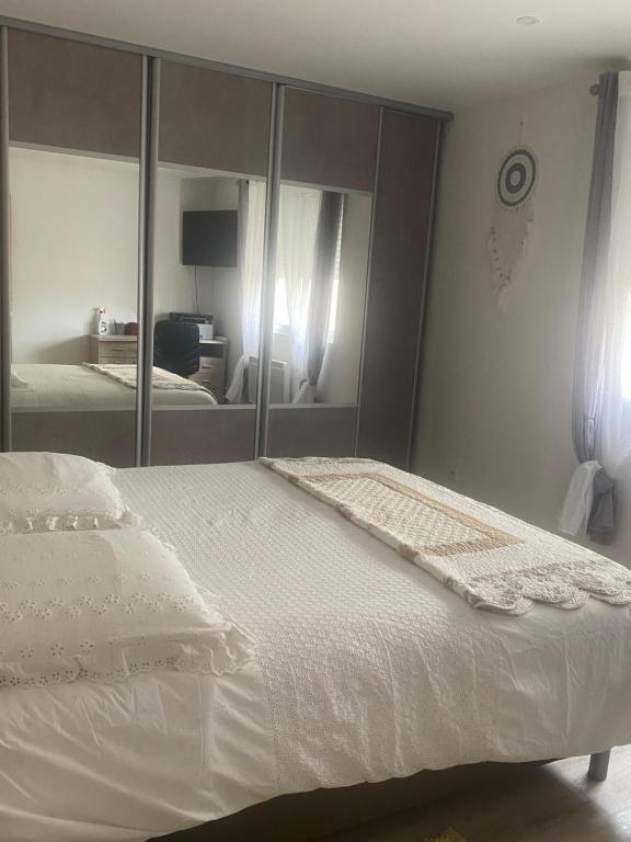 Posteľ alebo postele v izbe v ubytovaní F3 RDC Palavas-les-flots