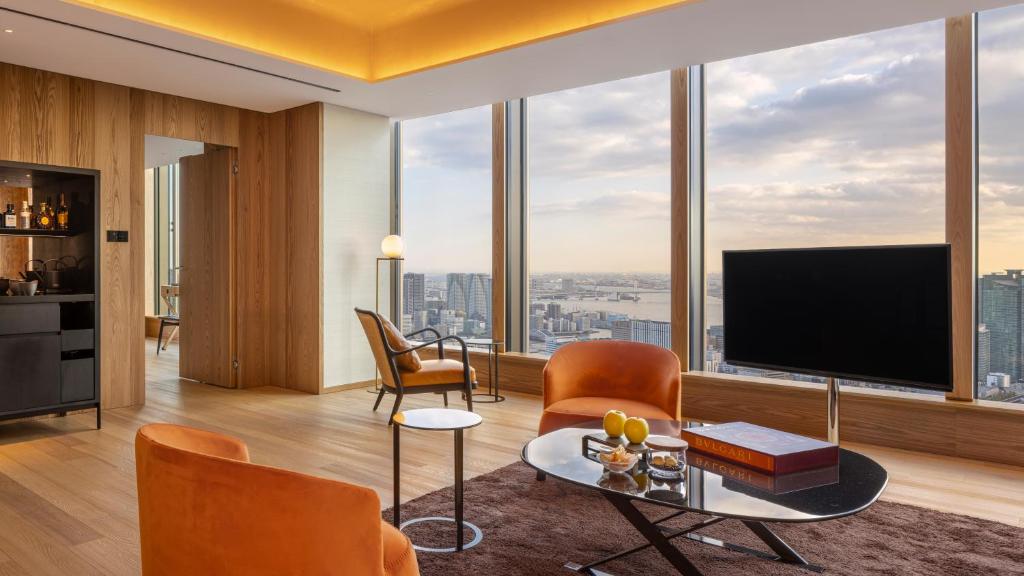 TV a/nebo společenská místnost v ubytování Bvlgari Hotel Tokyo