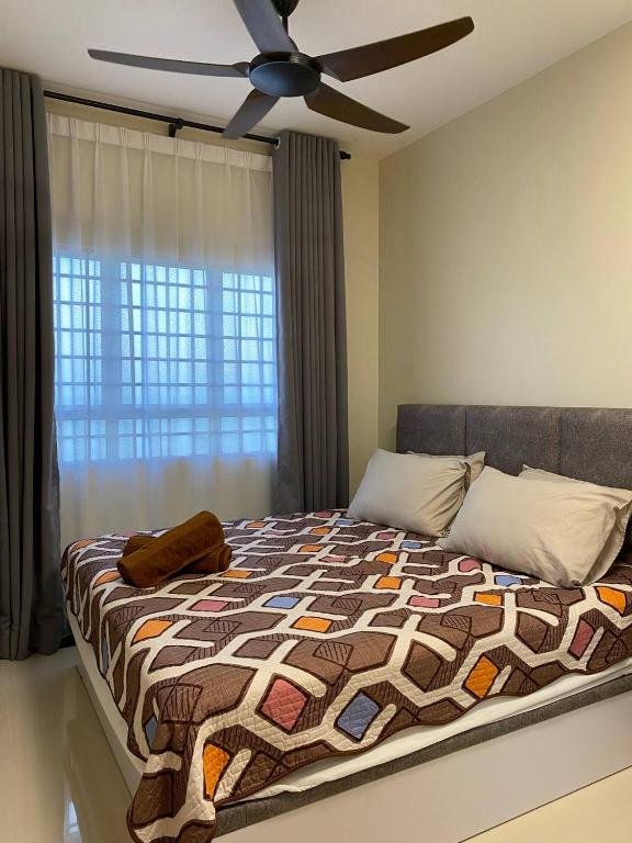 1 dormitorio con 1 cama grande y ventilador de techo en Shanin's Homestay en Kuala Terengganu