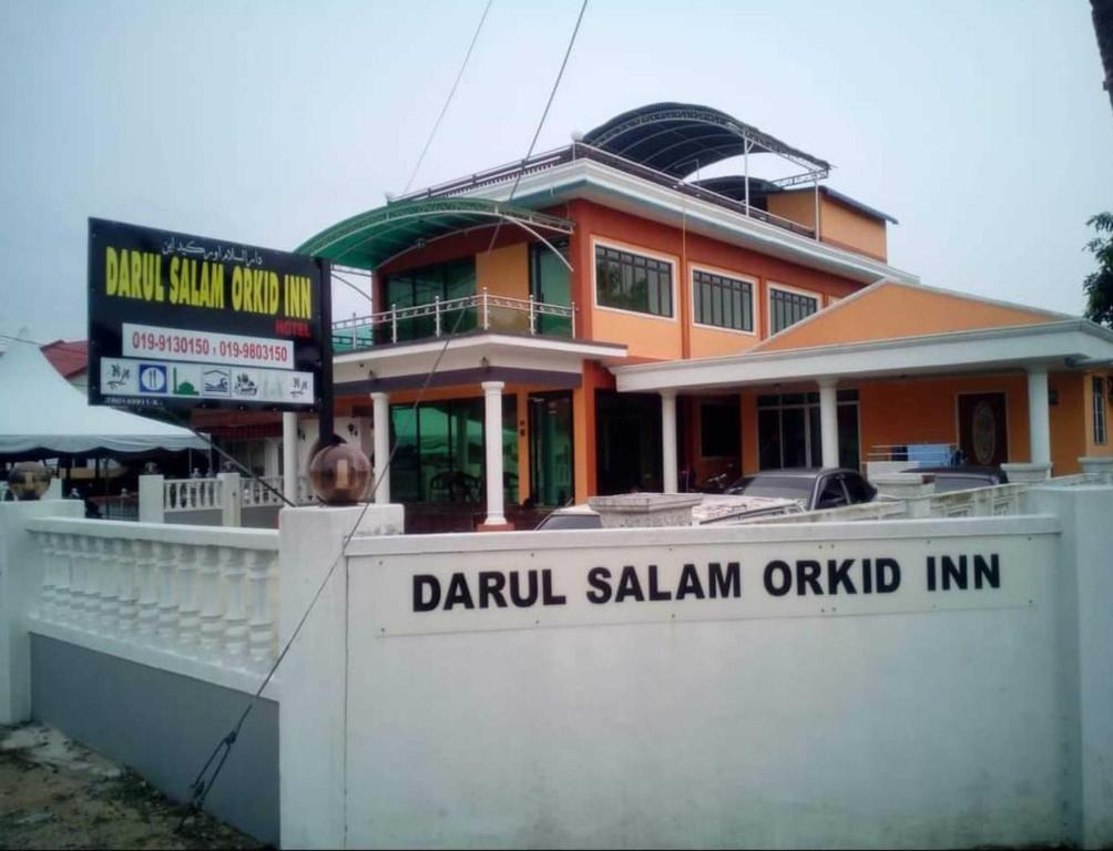 un bâtiment avec un panneau indiquant duru salman imperial dans l'établissement OYO 90784 Orkid Inn Kerteh, à Dungun