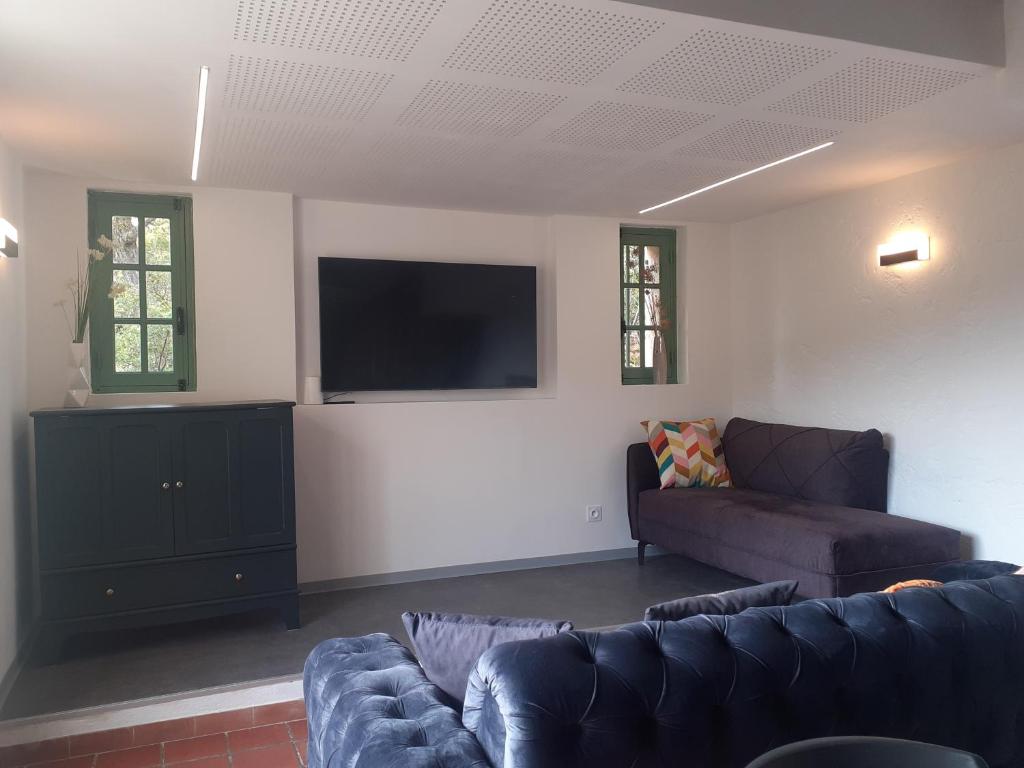 Telewizja i/lub zestaw kina domowego w obiekcie Villa VUE MER plage de La FOSSETTE 5mn à pied Proche du Centre