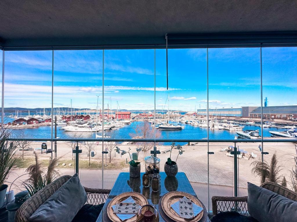 comedor con vistas al puerto deportivo en Holmestrand, leilighet på bryggekanten, en Holmestrand