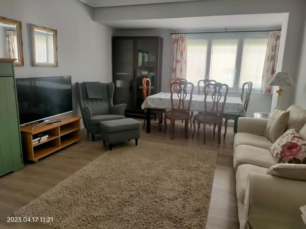 A television and/or entertainment centre at Piso céntrico ideal