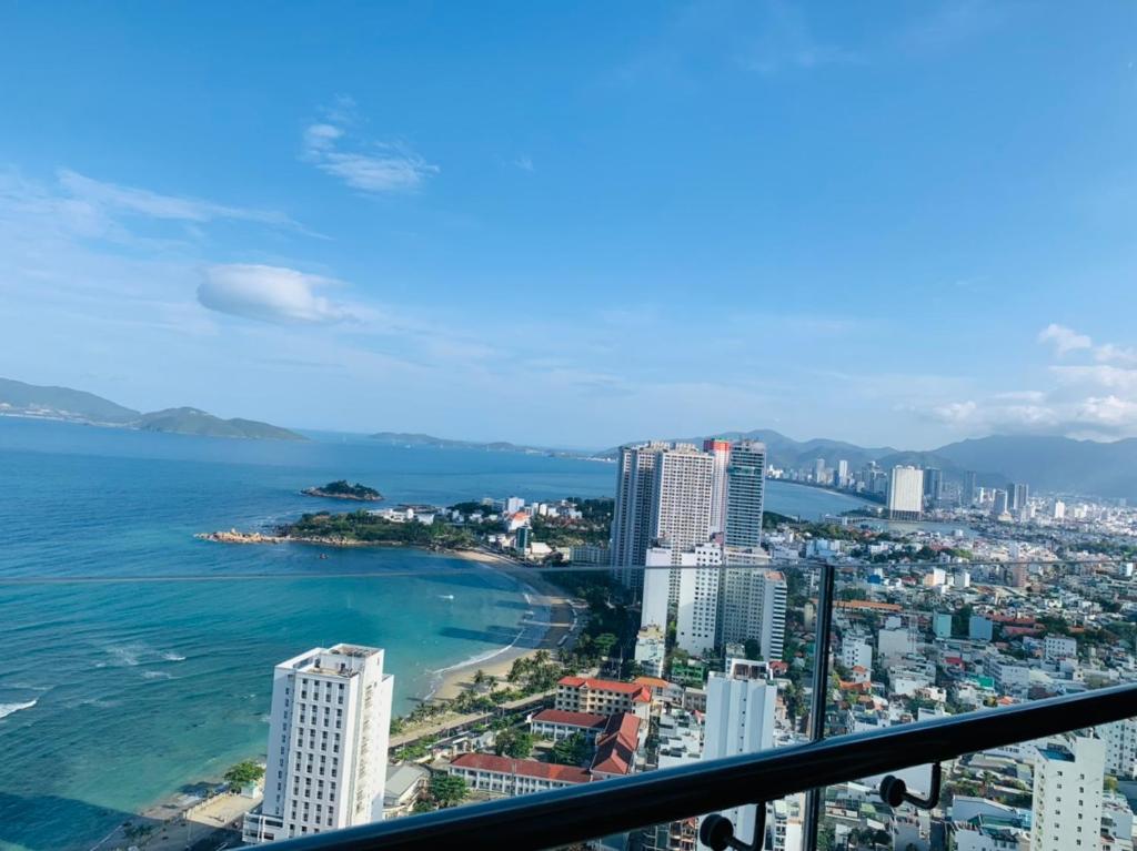 vistas a la ciudad y al océano con edificios en Scenia Bay seaview apartment Nha Trang - GB, en Nha Trang
