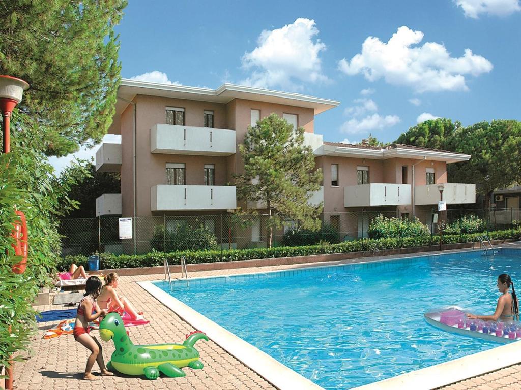 un grupo de niños jugando en una piscina en Residenza Orsa Maggiore, en Lignano Sabbiadoro