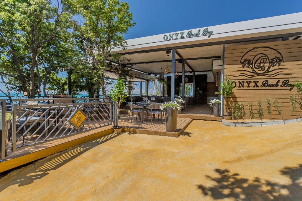 Kép Onyx Beach Residence - Free Parking & Beach Access szállásáról Szveti Vlaszban a galériában