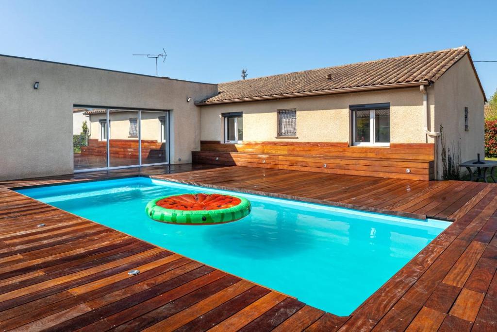 een zwembad op een terras met een huis bij Villa saint helene in Sainte-Hélène