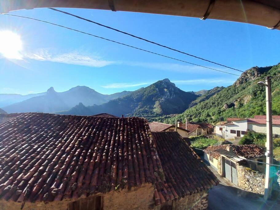 uma vista do telhado de uma casa em Casa rústica en Dobres con vistas a la montaña em Dobres