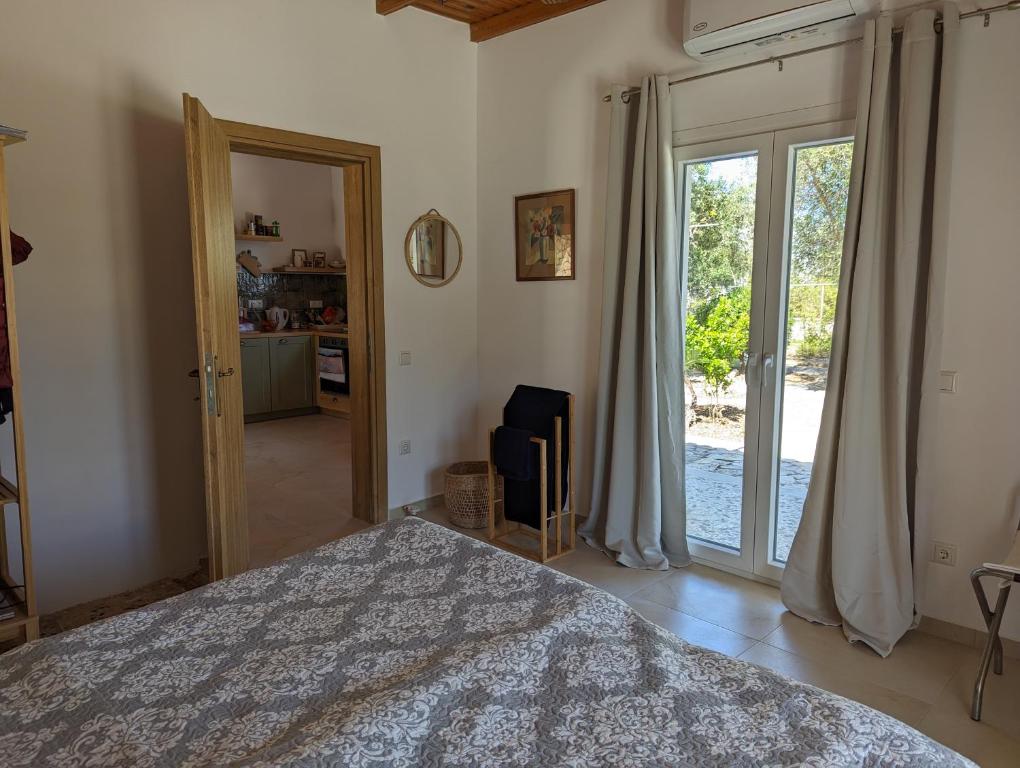 Postel nebo postele na pokoji v ubytování Almyros Garden House