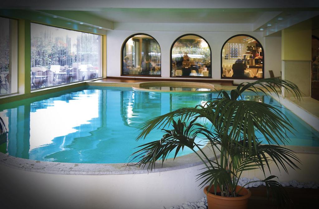 Bazén v ubytování Admiral Hotel Villa Erme nebo v jeho okolí