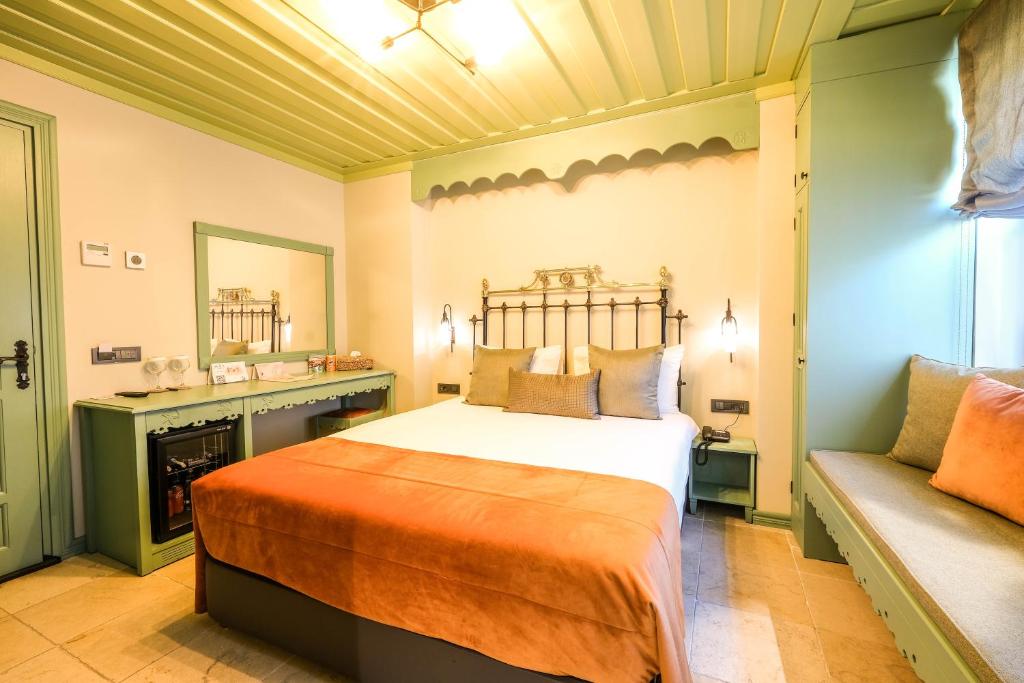 Postel nebo postele na pokoji v ubytování Kocadon Museum Hotel