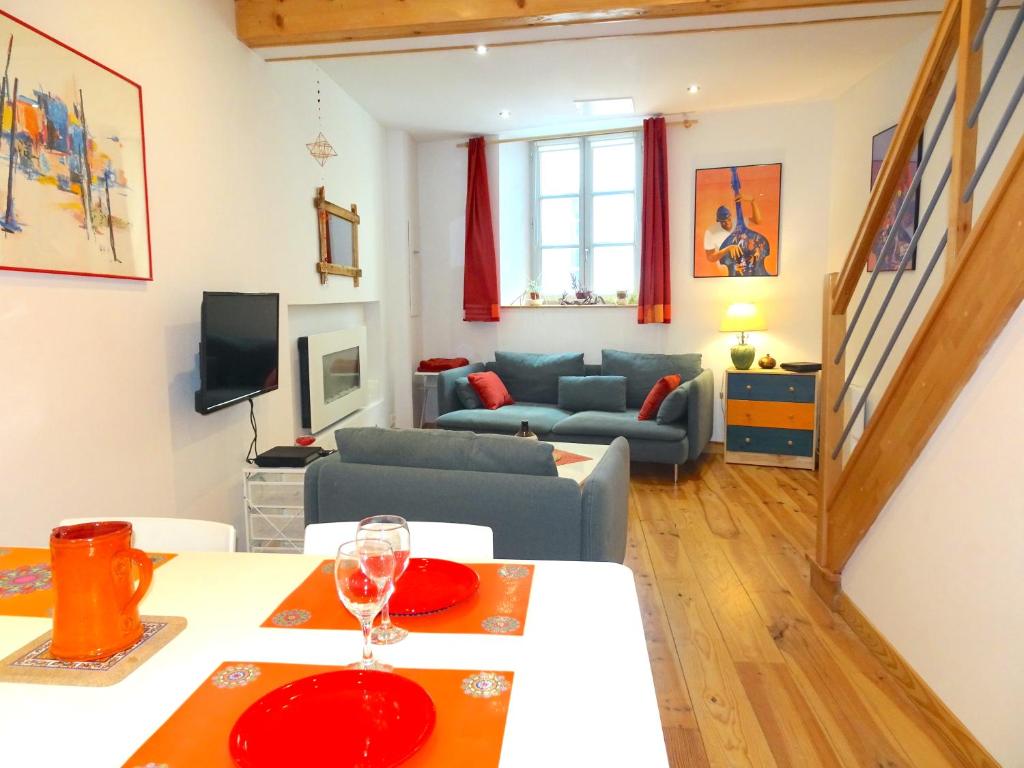 - un salon avec un canapé et une table dans l'établissement Agréable maison au centre historique de Foix avec garage, à Foix