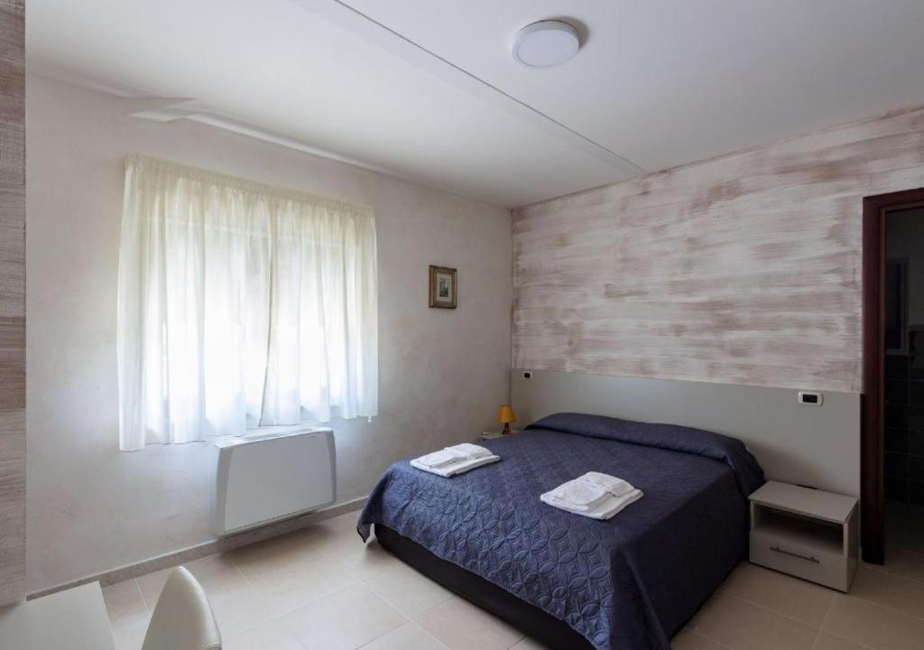 Motel Happy Hour - Housity
