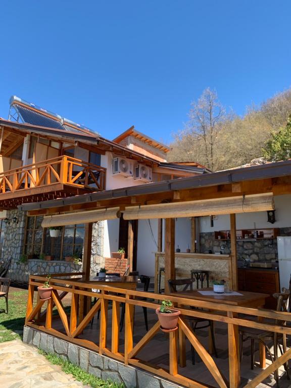 une maison avec une terrasse en bois et un patio dans l'établissement Sunset House, à Ohrid