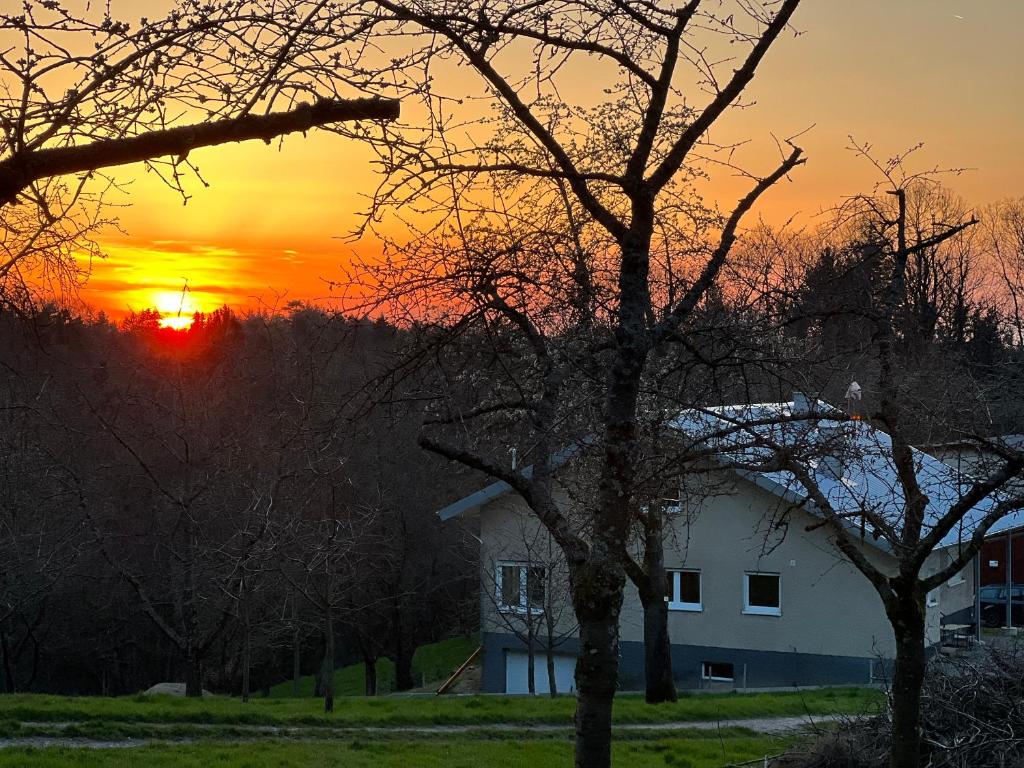 Východ nebo západ slunce při pohledu z prázdninového domu nebo okolí