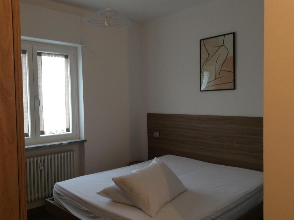 1 dormitorio con 1 cama y una foto en la pared en lo Tsanty, en Aosta