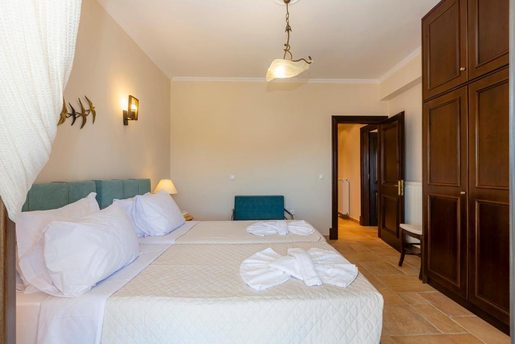 Postel nebo postele na pokoji v ubytování Solaris Methea- Luxury Central Villa by the Castle