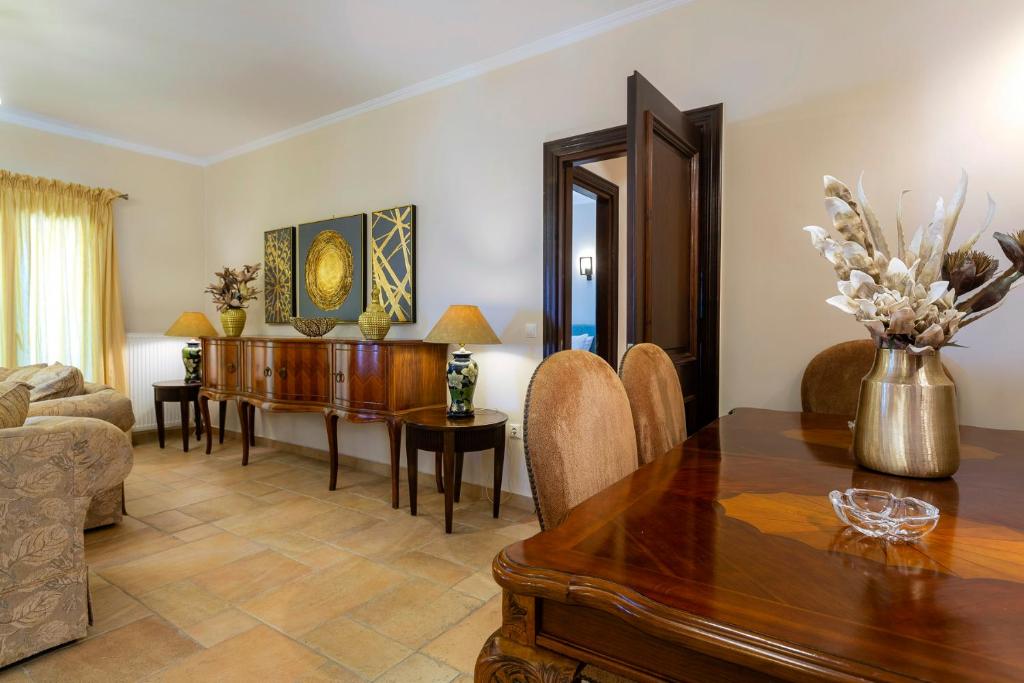 Posezení v ubytování Solaris Methea- Luxury Central Villa by the Castle