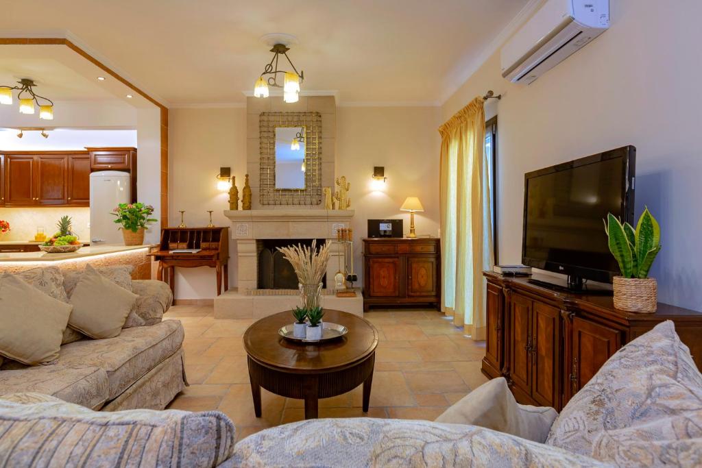 TV a/nebo společenská místnost v ubytování Solaris Methea- Luxury Central Villa by the Castle